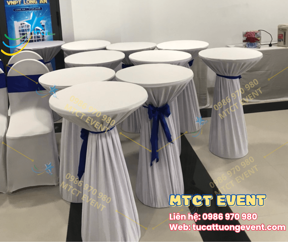 Bàn bar 1m05 có khăn + nơ 2